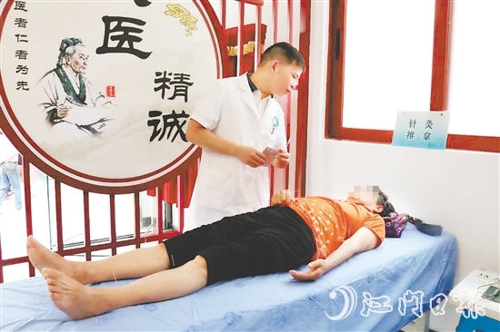 市民在鶴山市中醫(yī)院桂林社區(qū)中醫(yī)館接受治療。鶴山市中醫(yī)院桂林社區(qū)中醫(yī)館