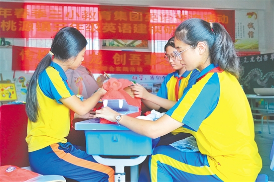 桃源鎮(zhèn)桃源小學(xué)學(xué)生利用黏土、紙板等多種材料，動(dòng)手制作各類非遺“龍”主題手工藝品。