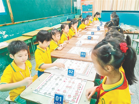 小棋手們神情專注，在棋盤上排兵布陣。