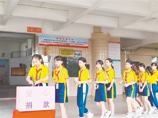 學生積極參與“一元愛心日”捐助活動，用實際行動詮釋互幫互助的傳統(tǒng)美德。