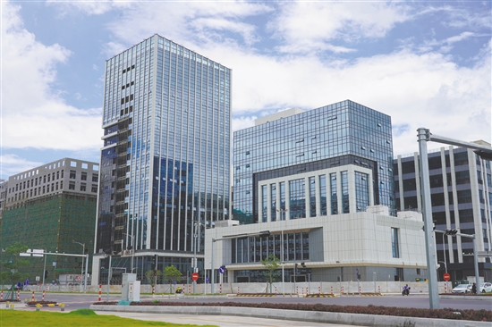 江門市安全應(yīng)急（政法）智能機器人產(chǎn)業(yè)園正加快建設(shè)，未來這里將重點發(fā)展與安全應(yīng)急、政法相關(guān)的智能機器人產(chǎn)業(yè)。何榕