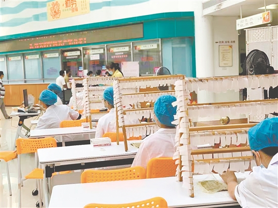 三伏貼受到市民青睞。