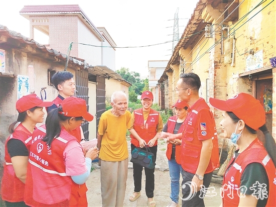 人大代表和紅豐村“愛心服務(wù)隊”進(jìn)村入戶傾聽民生訴求。