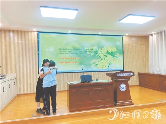 在手語朗讀環(huán)節(jié)，黃曉聰引導(dǎo)學(xué)生重構(gòu)對過往經(jīng)歷的認(rèn)知，許多學(xué)生主動用“我想抱抱你”表達(dá)情感。