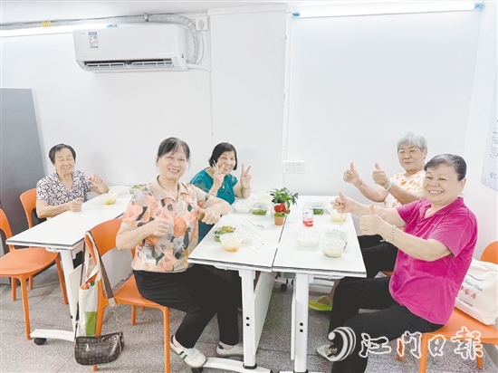 老人在南興社區(qū)嵌入式公共服務點的長者食堂用餐。