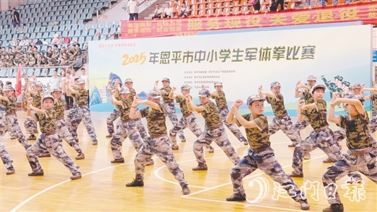 各參賽隊伍身著統(tǒng)一服裝，列隊整齊，口號響亮，一招一式剛勁有力。