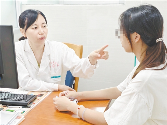學(xué)生群體在暑假走進“變美”診室。醫(yī)生提醒，做有必要的美容手術(shù)，沒有必要的美容手術(shù)一定不要做。