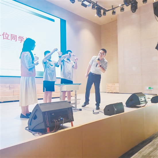 醫(yī)護(hù)人員與學(xué)生在臺(tái)上互動(dòng)。