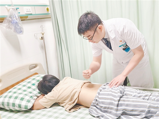 醫(yī)生對(duì)患者進(jìn)行檢查。