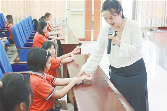 老師向?qū)W生講述中醫(yī)藥知識(shí)。