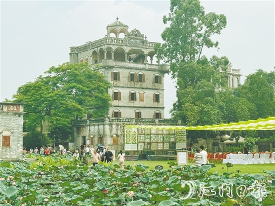 ▲當(dāng)天，不少市民、游客到自力村景區(qū)游玩，在賞碉樓的同時(shí)參與嘉年華的各項(xiàng)活動(dòng)。
