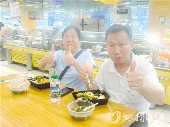 啟用當(dāng)天，大潤(rùn)發(fā)超市“小開社區(qū)飯?zhí)谩蔽瞬簧匍L(zhǎng)者前來參加試吃活動(dòng)。