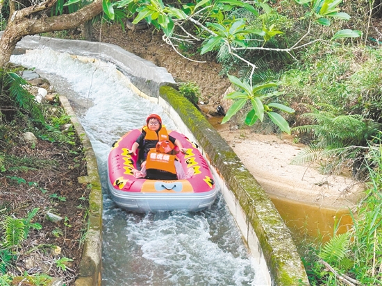 夏天，許多市民游客都熱衷漂流。