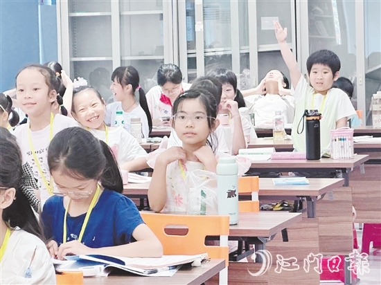 孩子們在托管班里快樂學習。