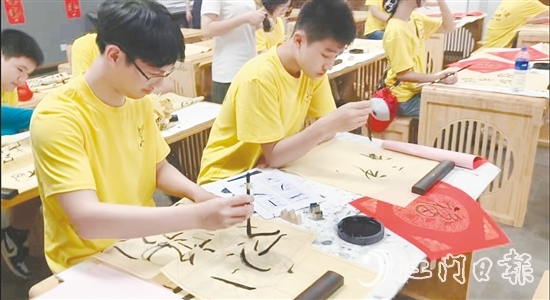營員們學習書法等傳統(tǒng)技藝。