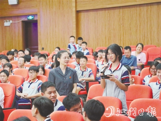 庭審結(jié)束后，承辦法官圍繞被告人犯罪行為，以案釋法，與學(xué)生互動。