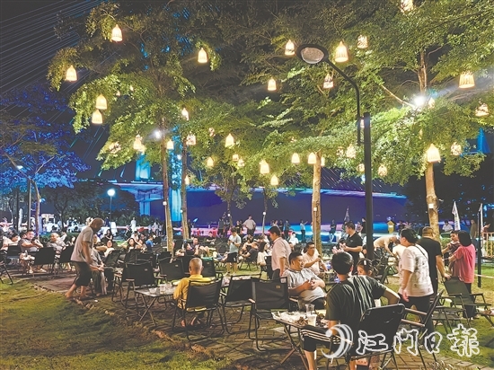 每當(dāng)入夜，江順大橋“九點(diǎn)九”文旅集市便會(huì)迎來(lái)大量市民游客。