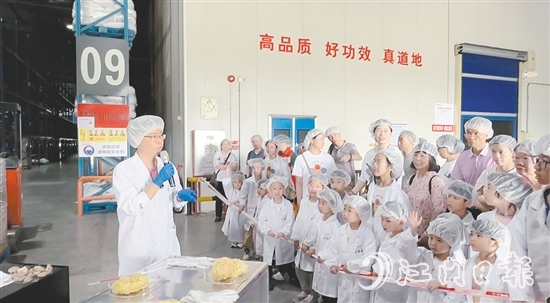 家長和孩子了解產(chǎn)品生產(chǎn)細節(jié)。