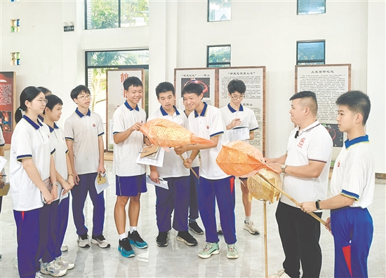 學生動手制作魚燈，感受傳統(tǒng)文化魅力。