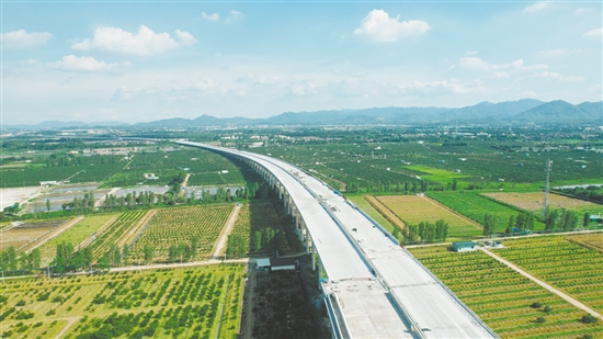 TJ03標(biāo)深湛鐵路跨線橋右幅17#墩最后一片預(yù)制箱梁完成精準(zhǔn)架設(shè)。