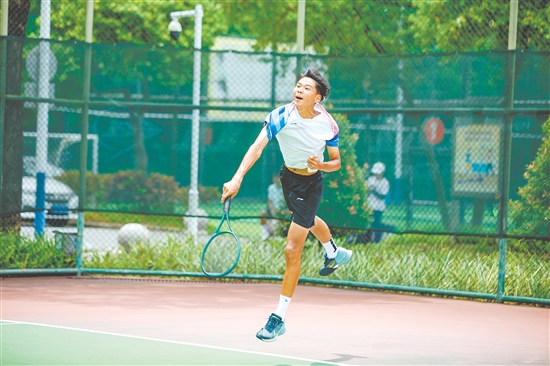 選手們?cè)谫悎?chǎng)上奮勇拼搏、揮拍而戰(zhàn)。