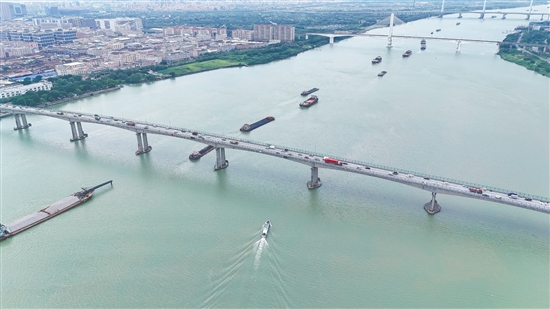 昨日，臺風遠離，1300多艘船舶全部有序復航。