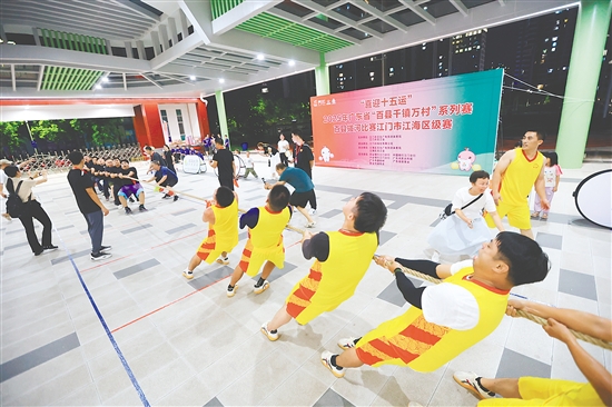 賽場上，隊員們拼盡全力，比賽氛圍緊張刺激。