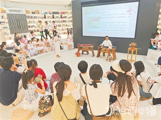 活動通過古琴演奏、經(jīng)典誦讀、家風(fēng)宣講等形式，為市民帶來沉浸式的文化體驗，助力“悅讀開平”建設(shè)。
