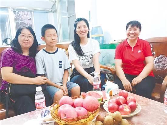 謝王亮與老師、母親（右一）合影。