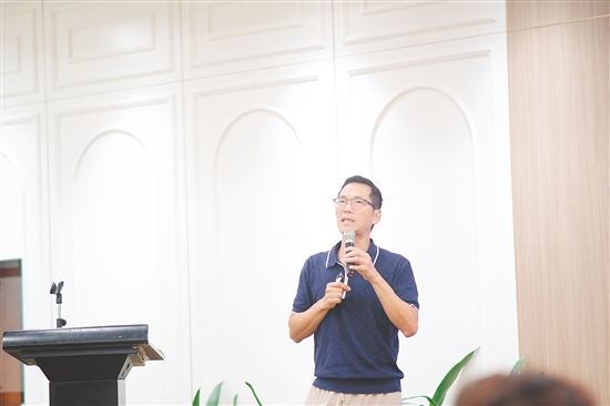 嘉賓在現(xiàn)場演講。