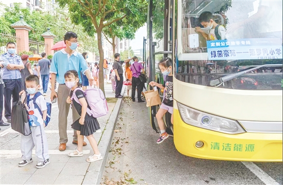 范羅岡濱江小學(xué)的定制公交線路覆蓋了周邊多個(gè)小區(qū)。
