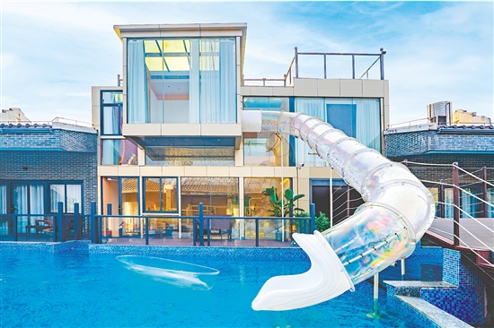 臺(tái)山嶺南僑水度假村以“水上樂(lè)園+親水別墅”為特色。