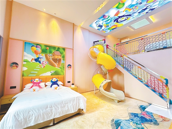 巴貝高比比企鵝親子酒店親子房?jī)?nèi)設(shè)有旋轉(zhuǎn)滑梯。