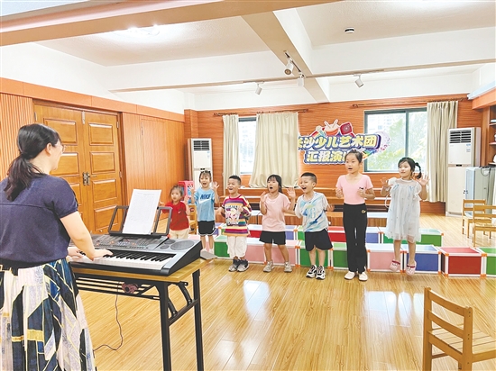 少年兒童在“家門(mén)口”免費(fèi)享受優(yōu)質(zhì)藝術(shù)教育。