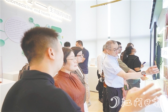 企業(yè)代表參觀成果超市。