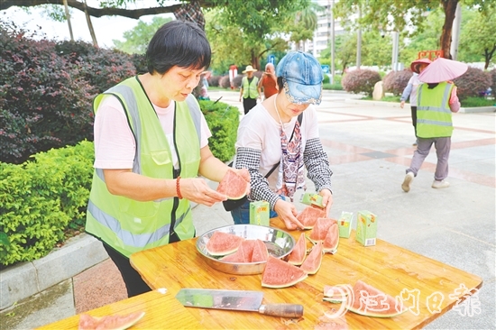 環(huán)衛(wèi)工人收到西瓜和清涼飲料。