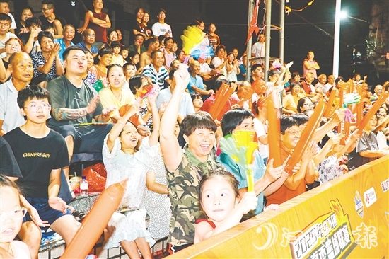 場上球員激烈對抗，場下觀眾也熱情地為球員們加油打氣。劉淑君