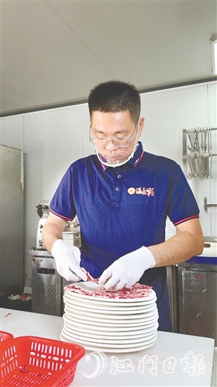 餐館繁忙時，溫偉文也會親自上陣。