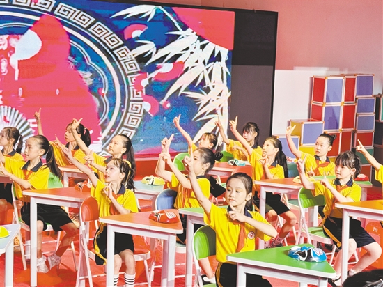 學生們在舞臺上自信綻放，以多元形式展現(xiàn)藝術素養(yǎng)。