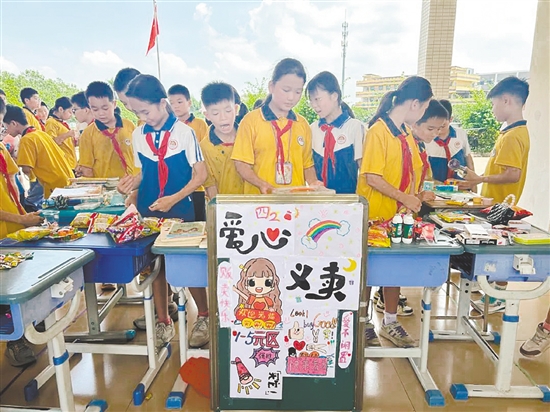 學(xué)生們穿梭在各攤位間“淘寶”，以實(shí)際行動(dòng)奉獻(xiàn)愛心。