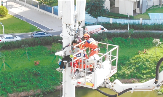消防員通過架設(shè)78米登高平臺消防車，迅速登頂開展救援。