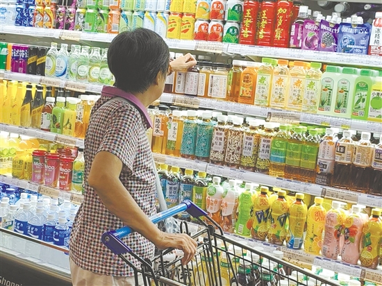 各大超市、便利店的貨架醒目位置上擺放著瓶裝草本茶飲。