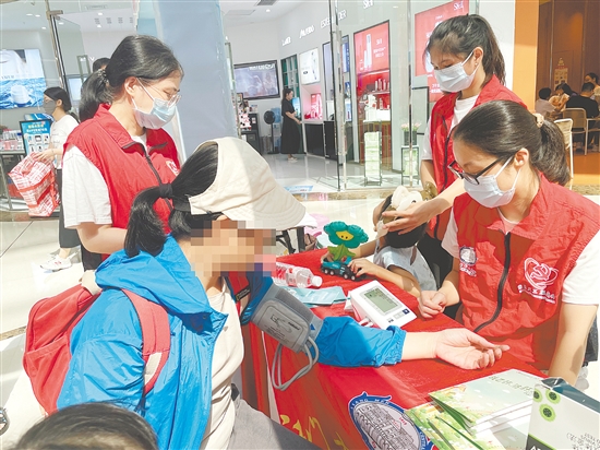 活動現(xiàn)場，醫(yī)護人員為市民量血壓。