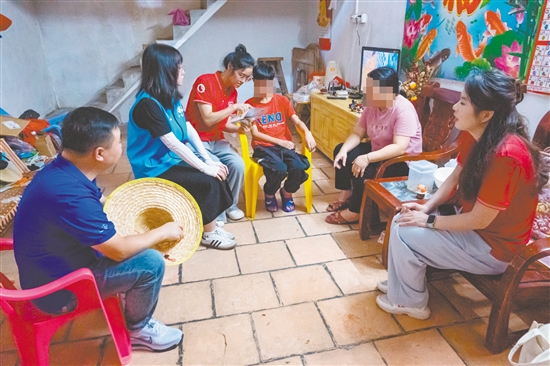五邑大學(xué)學(xué)生走進(jìn)困難家庭宣講助學(xué)政策。