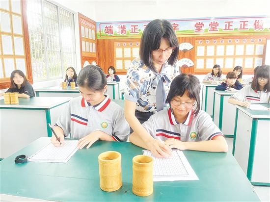 書法課上，孩子們端正坐姿，學(xué)習(xí)規(guī)范書寫。