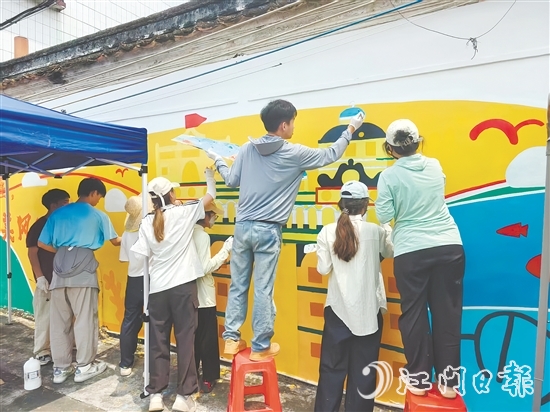 隨著“墨韻筑鄉(xiāng)”突擊隊員們的畫筆落下，三埠街道三圍村的墻面逐漸煥發(fā)出新的光彩。受訪者供圖