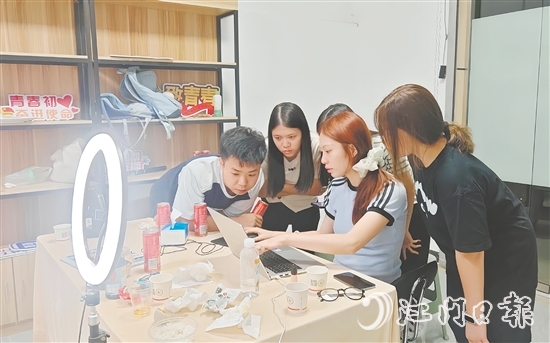 為推廣好開平本地農(nóng)產(chǎn)品，“赤貨先鋒隊”隊員們編寫直播腳本，反復(fù)打磨話術(shù)，確保直播效果良好。受訪者供圖