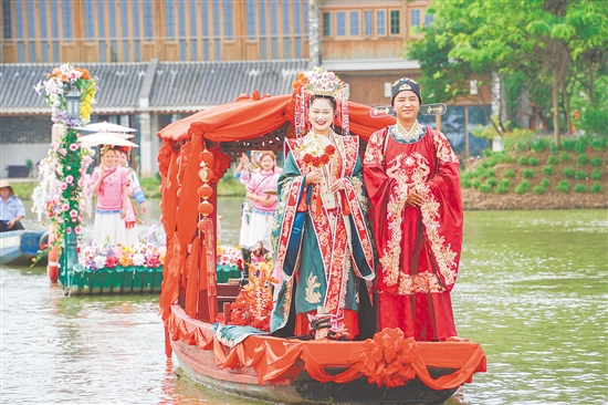 《嶺南水上婚禮》讓游客沉浸式體驗“花船迎親、拜堂成禮”的傳統(tǒng)風(fēng)俗。