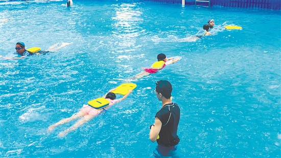 孩子們正在學(xué)習(xí)游泳基本動(dòng)作。