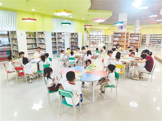 暑假期間，開平市圖書館閱覽室“一座難求”。